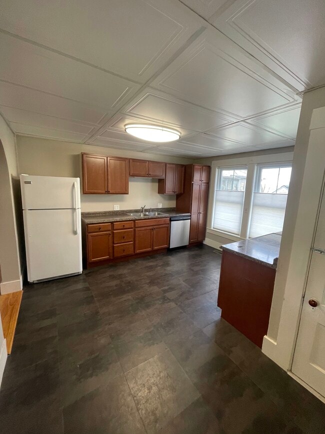 Large , bright kitchen with pantry - 56 Rumford St Unidad #1
