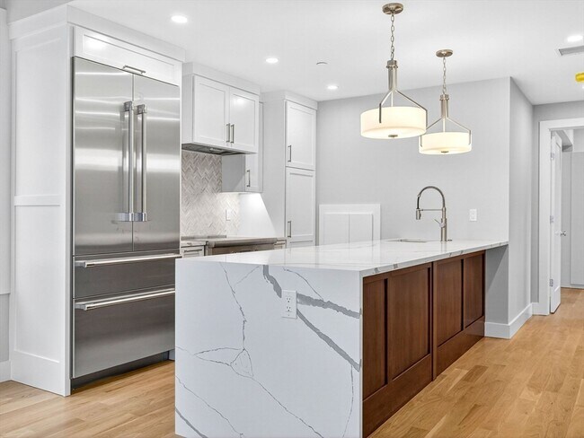 Building Photo - 551 E 7th St Unit 1