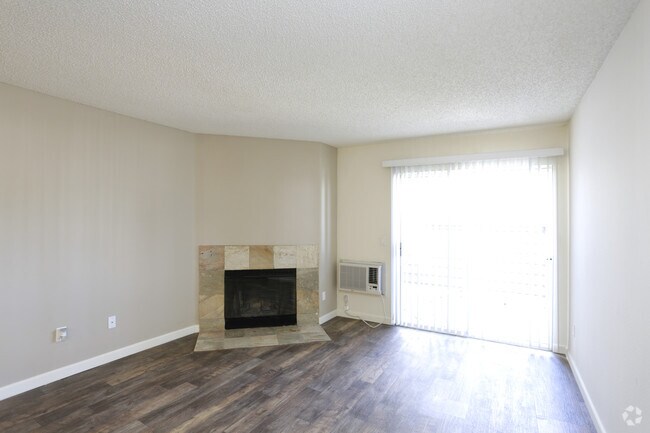 1 BR, 1 BA - 692 SF