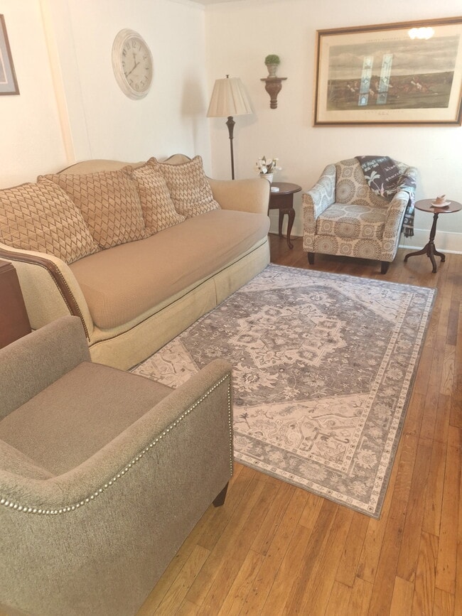 Photo - 909 W Oak St