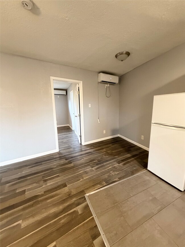 Building Photo - 4811 Oakland St Unit 12