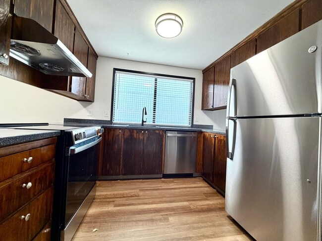 Building Photo - **SEE LEASING SPECIAL BELOW** Spacious Townhouse in the Heart of Garden Home~ New LVP Flooring~ W... Unit 4461