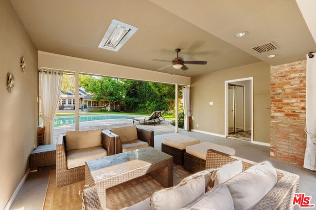 Photo - 723 Sierra Dr