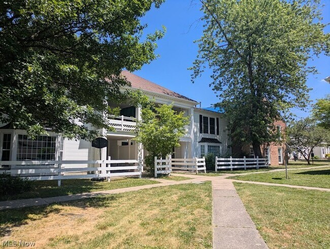 Building Photo - 25 Trenton Square Unit T-54