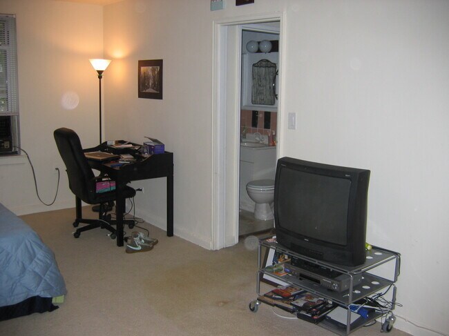 Side view, Viewing bathrm - 105-25 67th Ave Unidad 4C