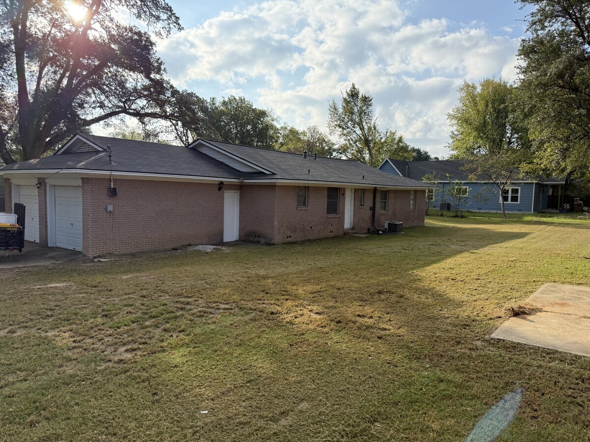 Photo - 915 N Spring St