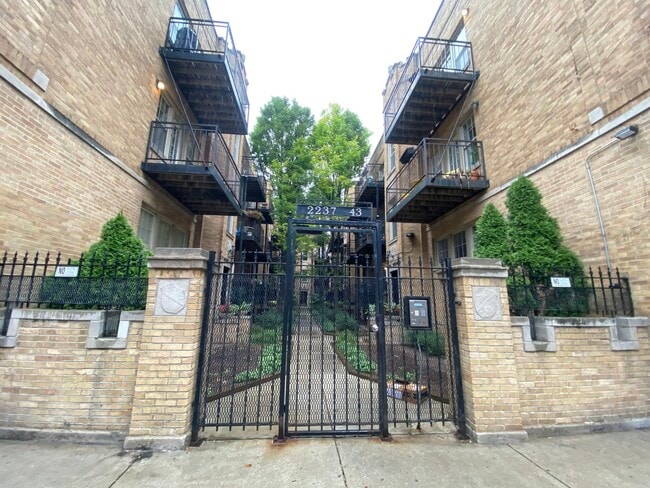 Photo - 2243 N Lincoln Ave Unit 2A