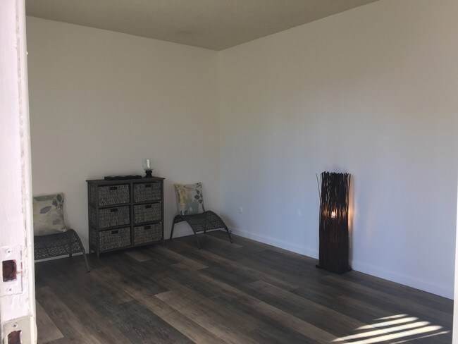 Ground Floor Studio w/Plank Floors - Carriage House