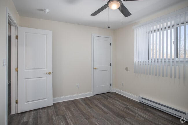 2BR, 1BA - 725SF - Bedroom