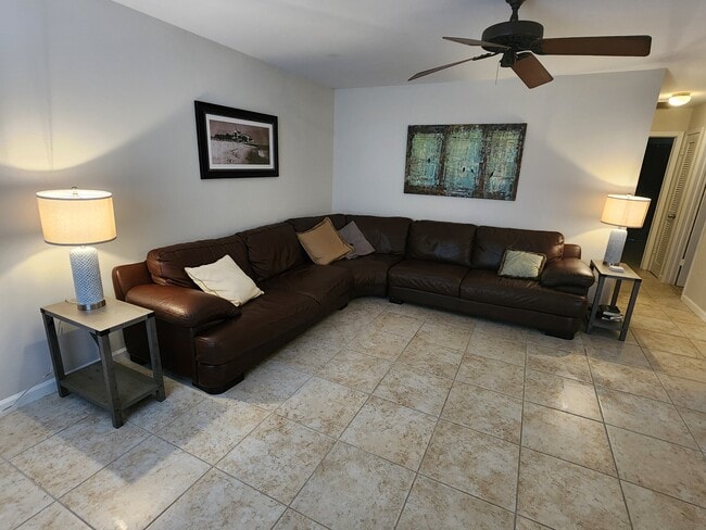 Building Photo - 8559 SE Lyons Rd Unit Sandy Toes Villa