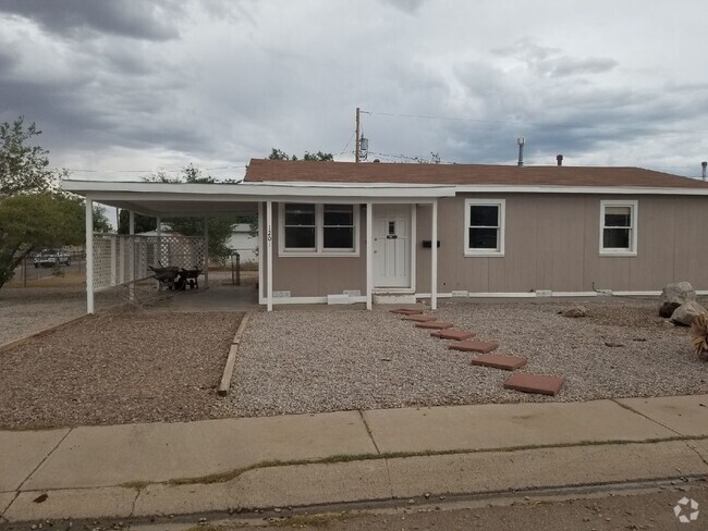 Building Photo - Renovated home with Refrigerated Air