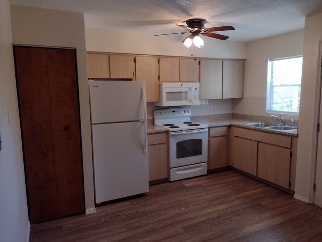 Building Photo - 7420 Pond Cir Unit 7420 Rental