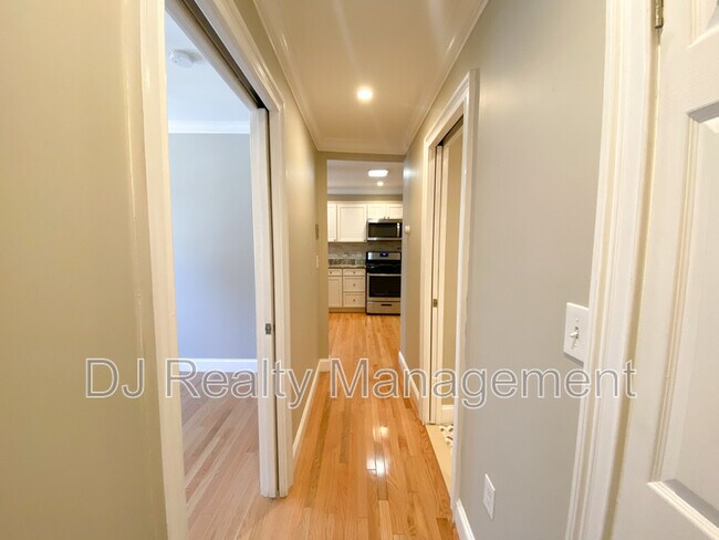 Photo - 466 Commercial St