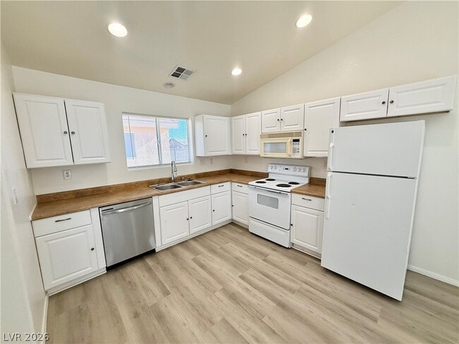 Photo - 1070 S Potro Ave