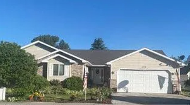 Beautiful 3 bed 2.5 bath home in Sugar City - Beautiful 3 bed 2.5 bath home in Sugar City