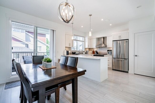 Photo - 6188-141 141 St