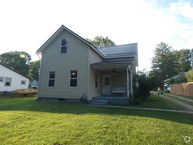 Building Photo - 172 w mill street ave Rental