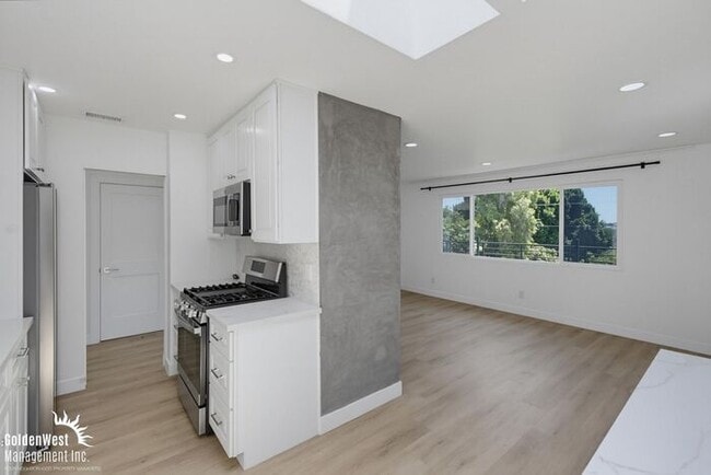 Stylishly Updated 3Bdm 2Ba Main Home in San Diego - MI Special!