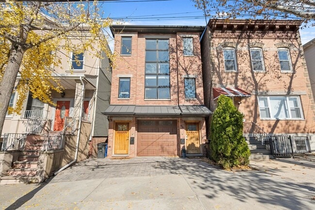 Building Photo - 94 Leonard St Unit 2