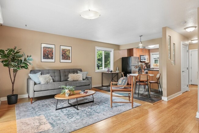 Building Photo - 4934-4942 NE 32nd Place Unit 4942