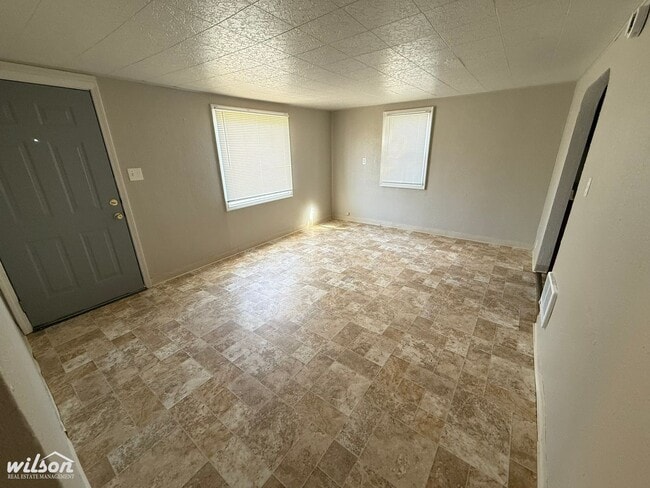 Photo - Spacious Home with Yard and Close to Shopp...