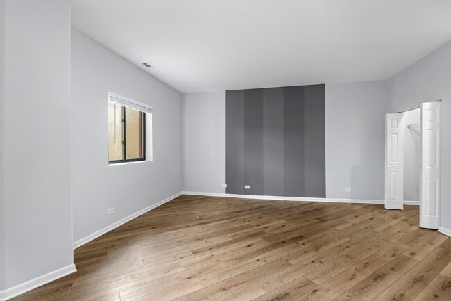 Photo - 2451 W Howard St