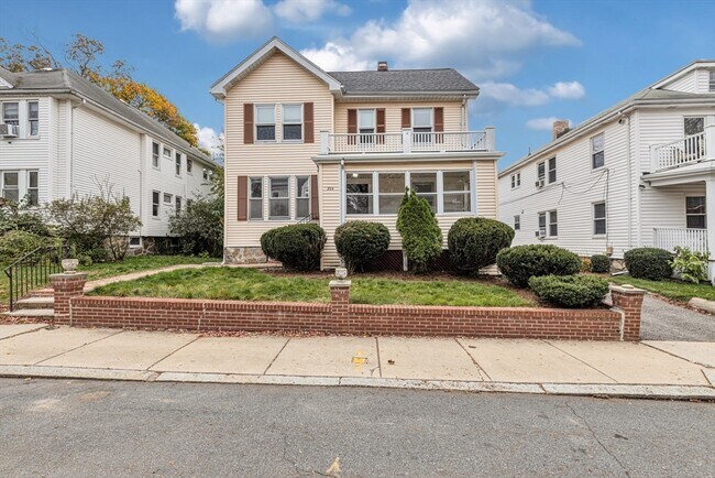 Building Photo - 204 Maple St