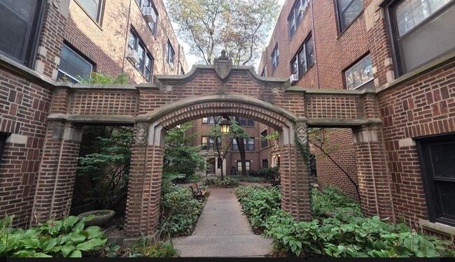 Building Photo - 5457 S Ingleside Ave Unit 1E
