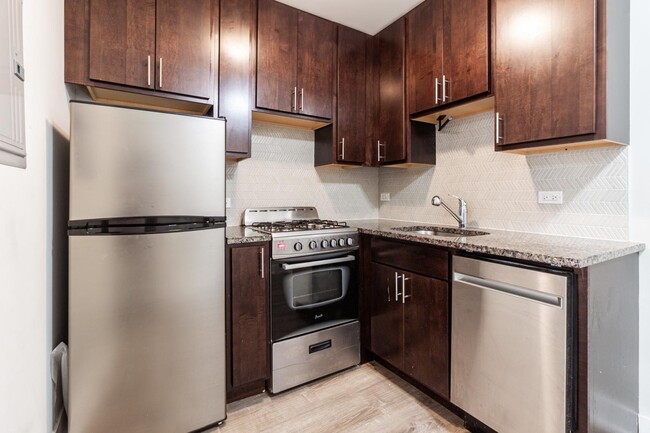 Building Photo - 530 W Surf St Unit 206