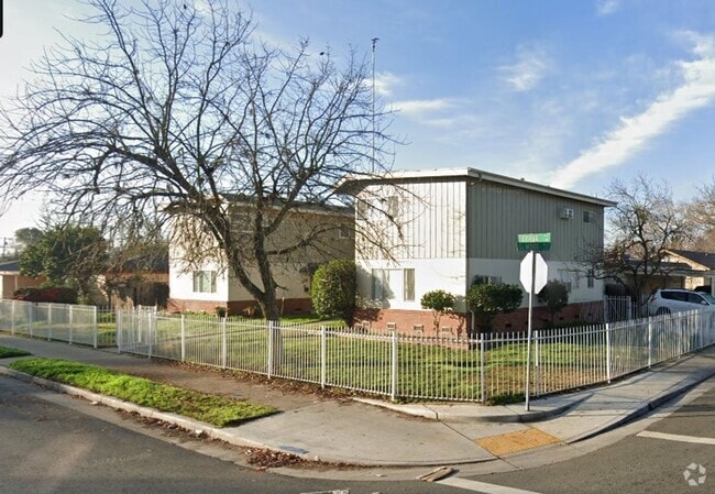 Building Photo - 4143 N Pershing Ave Unit 4143 N Pershing Ave Rental