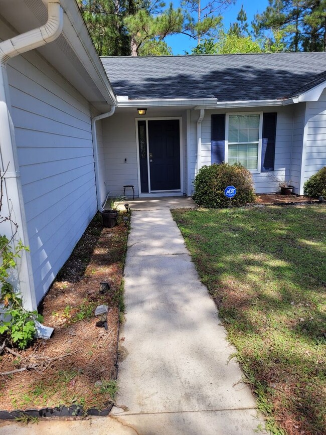 Photo - 3/2 with a fenced in yard !!