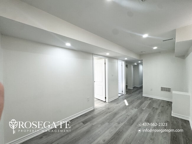 Photo - Spacious 1-Bedroom Basement Apartment with Walk-In Closet & In-Unit Laundry – Brampton Unité 2