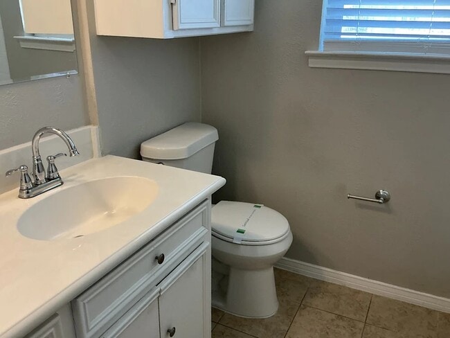 Building Photo - 230 E Esther St