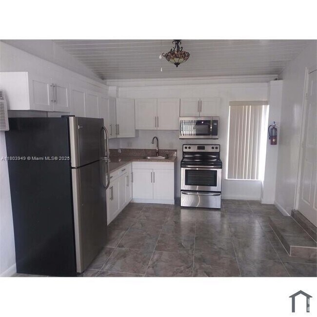 Building Photo - 17 NE 2nd Rd Unit A Rental