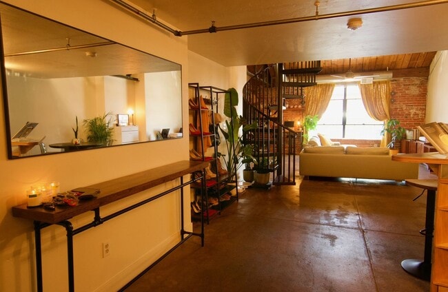 1300 Pennsylvania St Unit 204