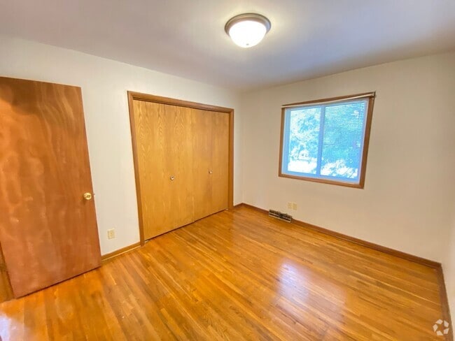 Building Photo - 610 E Seerley Blvd Unit 8 Rental