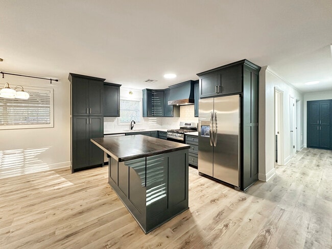 Photo - 180 Ada St