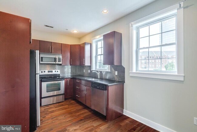 Photo - 2633 Catharine St Unit B
