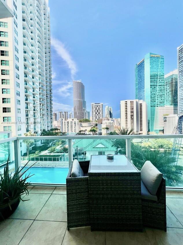 Building Photo - 41 SE 5th St Unit 903