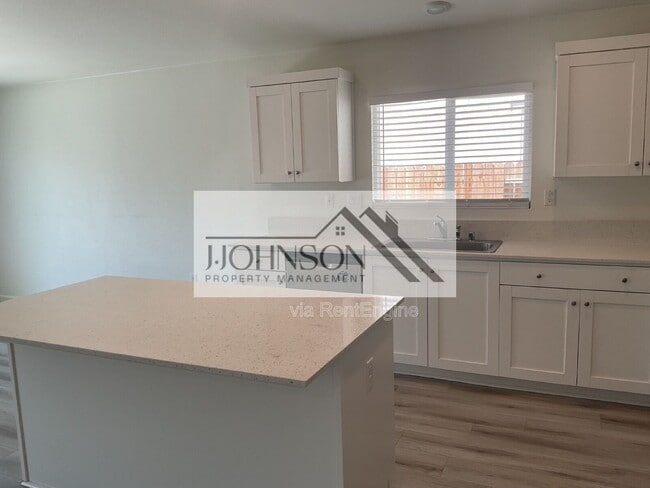 Photo - 2456 Enantio St
