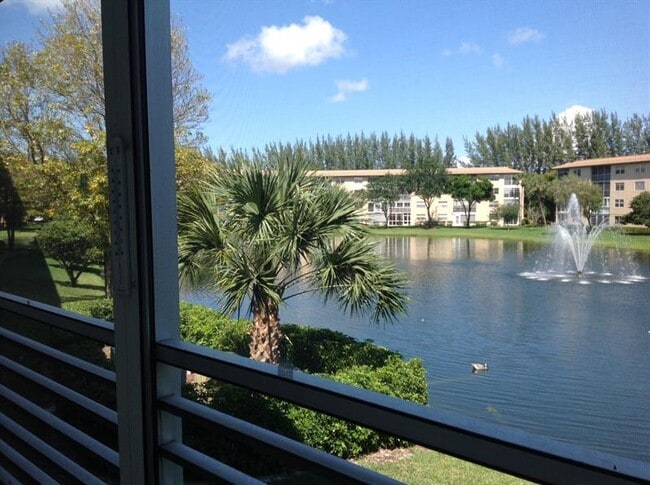 Building Photo - 1805 Eleuthera Point Unit J2