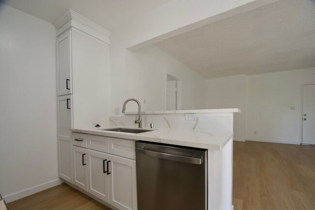 Photo - 5652 Colfax Ave Unidad 05