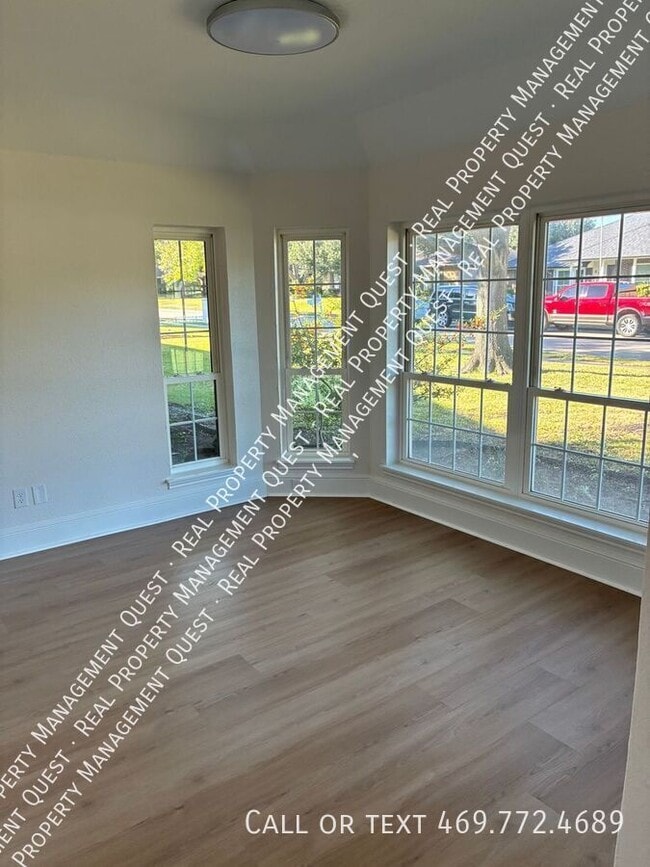 Photo - 814 Meandering Way