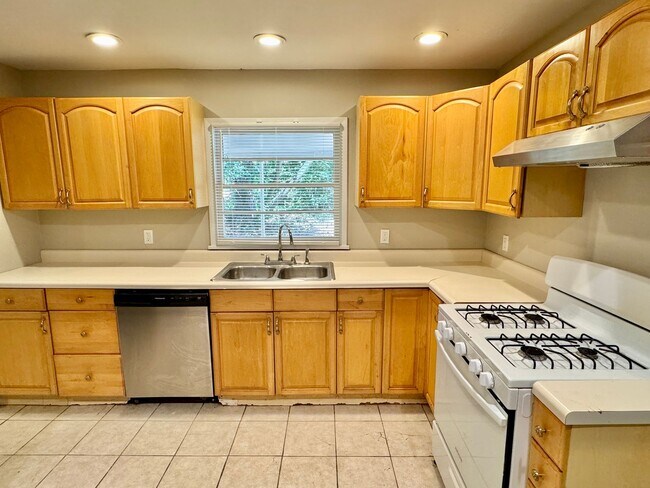 Photo - $500.00 Deposit with approval and 12/28 move in!