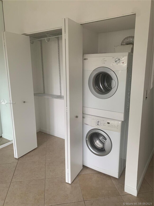 Photo - 520 Brickell Key Dr Unit C425