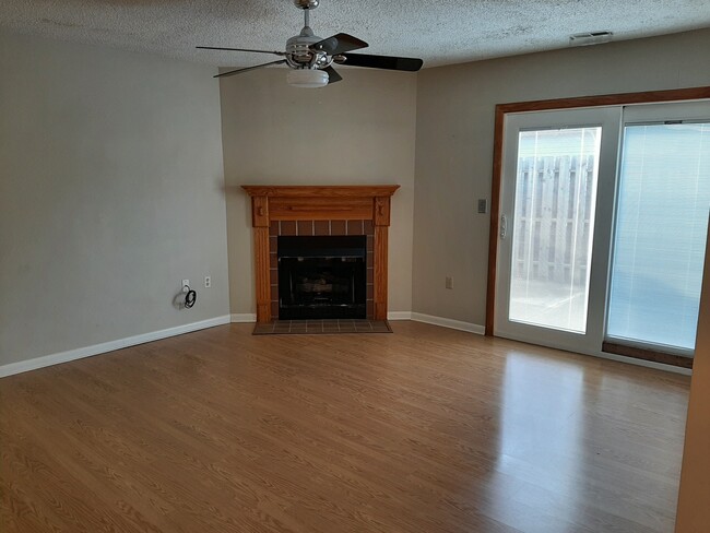 Building Photo - 582 Moull St Unit 582B