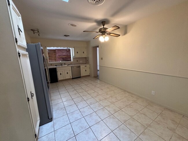 Photo - Large home in Brooadmor!