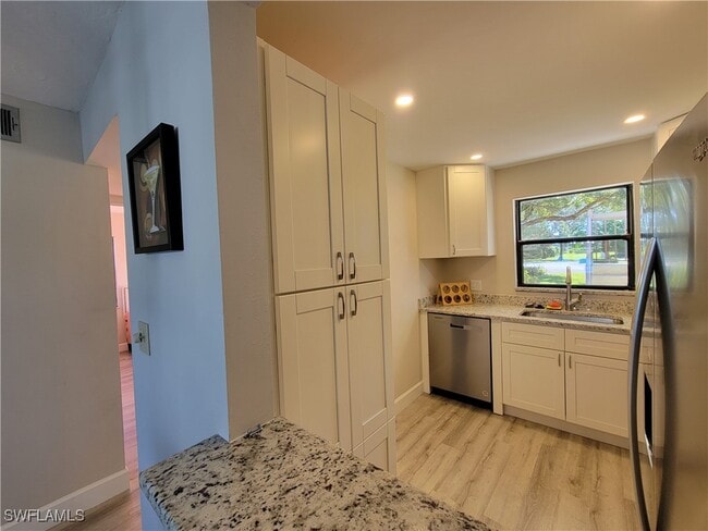 Building Photo - 4198 27th Ct SW Unit 106