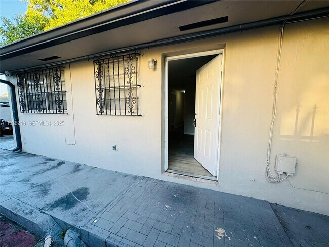 Photo - 10805 SW 4th St Unidad 3