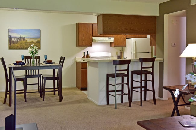 Dining Area and Breakfast Bar